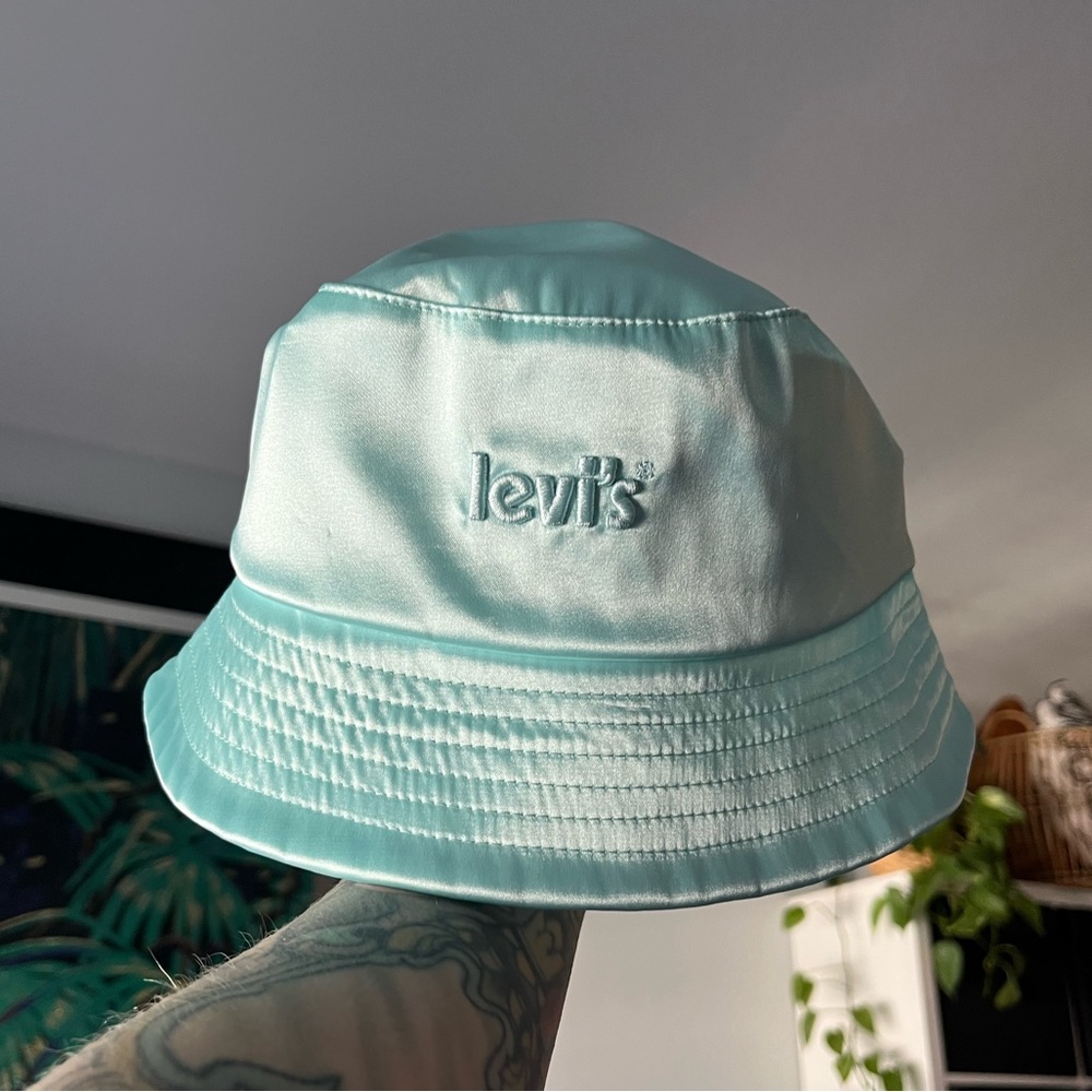 Levi’s satin bucket hat